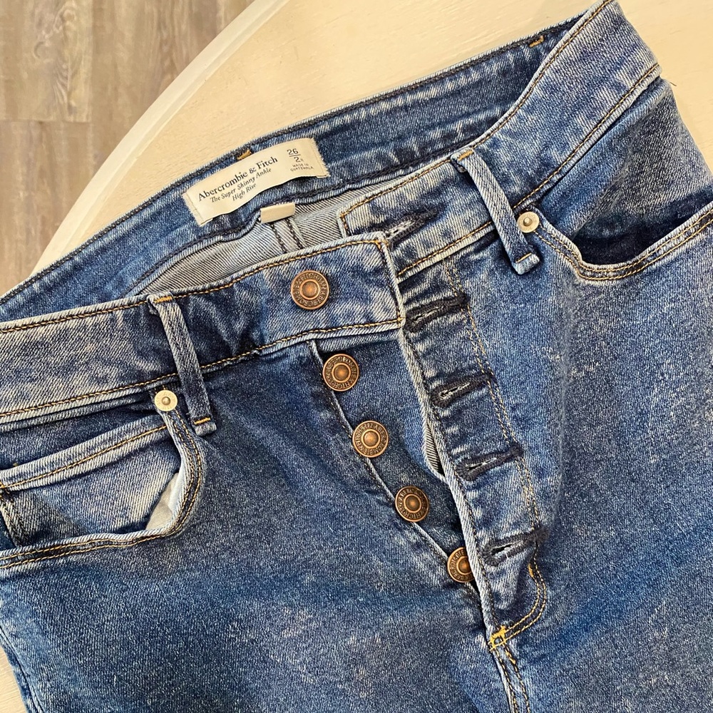 Cute wash jeans. Never worn.